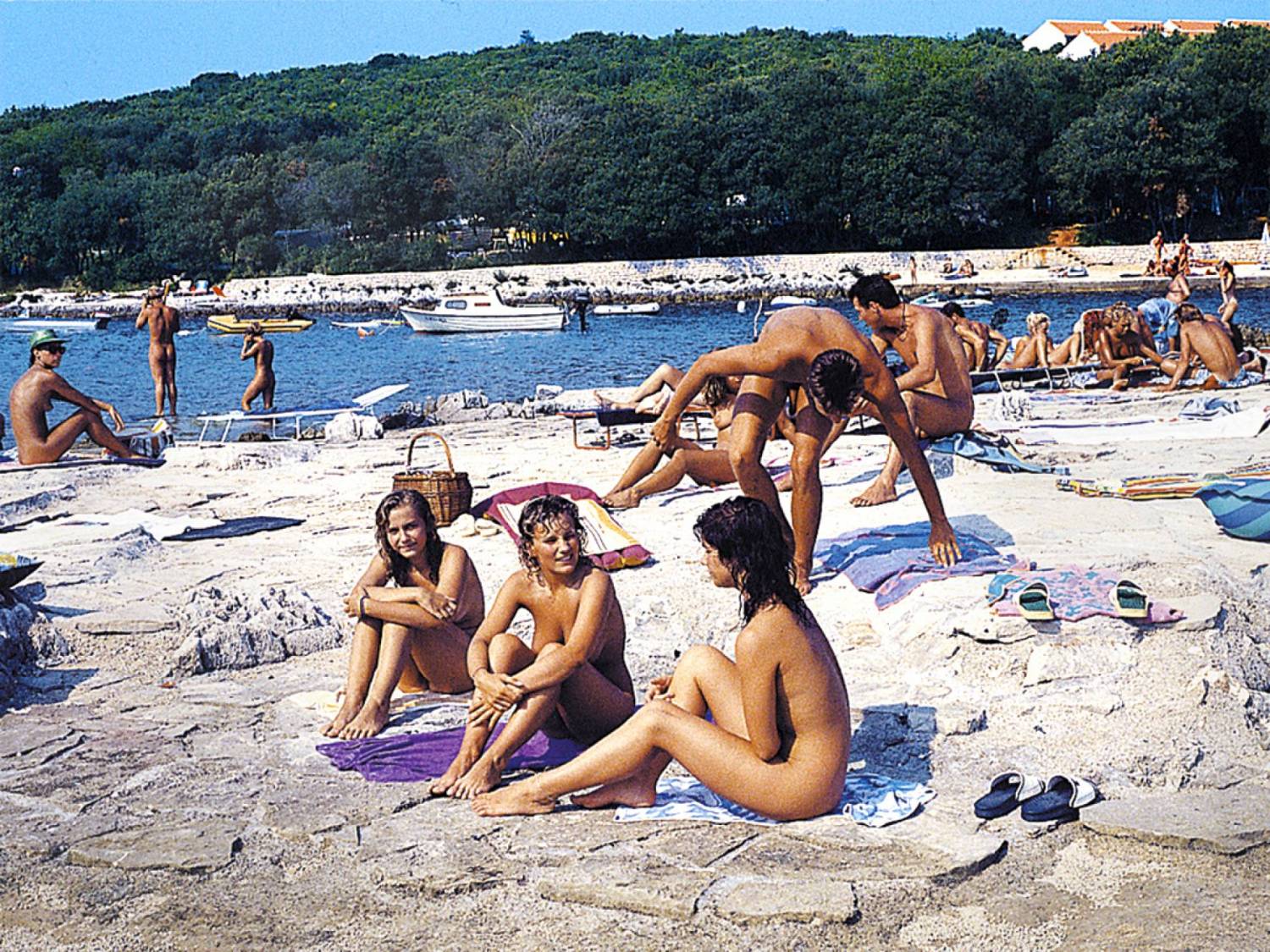 Семейные пары отдыхают на нудистском пляже и занимаются групповым сексом